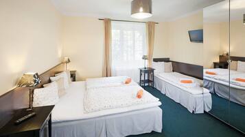 Triple Room | Iron/ironing board, free WiFi, bed sheets