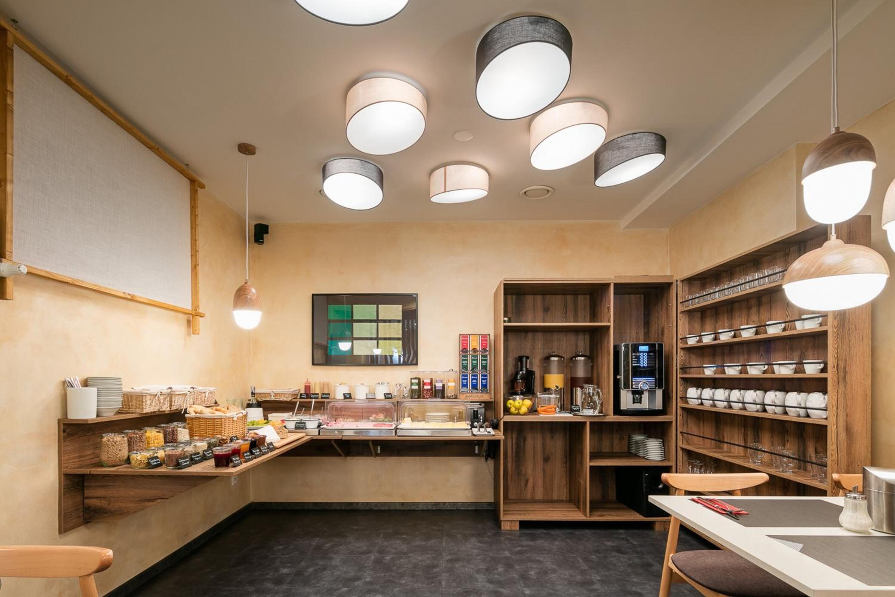 Eine moderne Küche mit Buffet, Holzböden und Pendelleuchten.