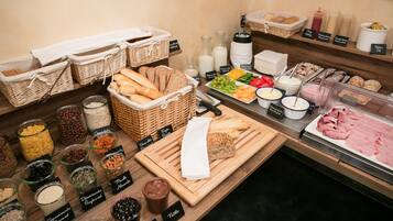 Un bufé de desayuno con diferentes alimentos y salsas.