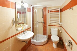 Artículos de tocador gratuitos, secador de pelo, toallas