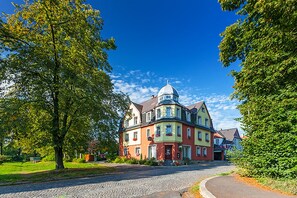 Vista frontal de la propiedad