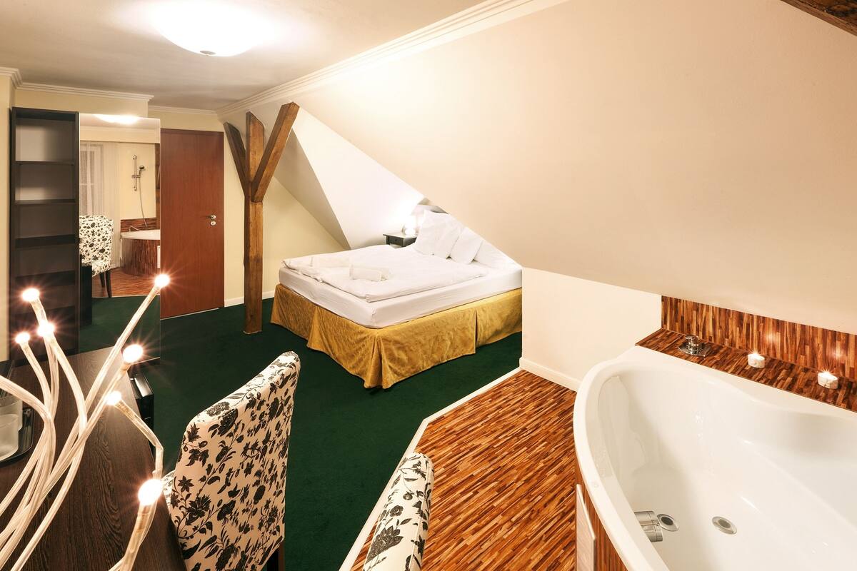 Deluxe Double Room (with Whirlpool) | Minibar, in-room safe, desk, iron/ironing board