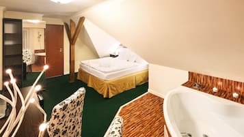 Deluxe dubbelrum (with Whirlpool) | Minibar, värdeförvaringsskåp på rummet och skrivbord