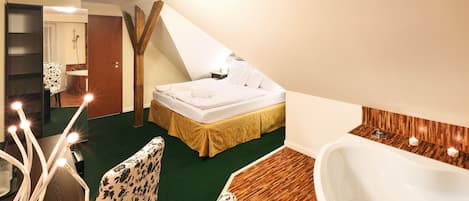 Deluxe Double Room (with Whirlpool) | Minibar, in-room safe, desk, iron/ironing board