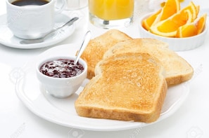 Petit déjeuner (4 EUR par personne)