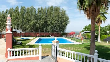 2 outdoor pools, pool loungers