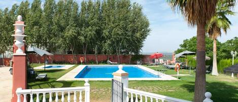 2 outdoor pools, pool loungers