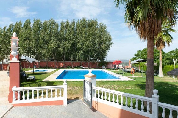 2 piscines extérieures, chaises longues