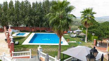 2 outdoor pools, sun loungers