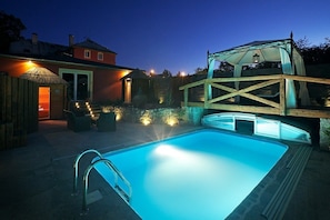 Una piscina al aire libre, tumbonas