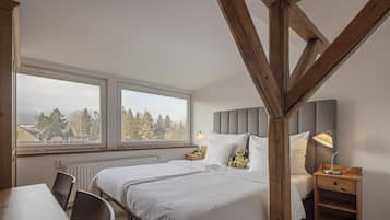 Triple Room | In-room safe, desk, cribs/infant beds, bed sheets