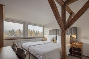 Caja de seguridad en la habitación, escritorio, cunas y ropa de cama 