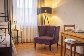 Studio – deluxe (One Double Bed) | Safe på rommet, skrivebord, barnesenger og sengetøy