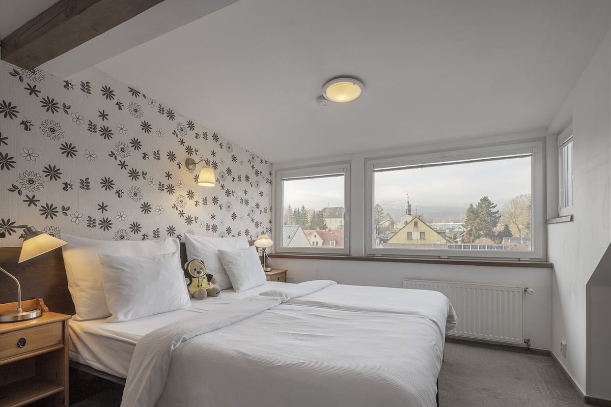 Family Room | In-room safe, desk, cribs/infant beds, bed sheets