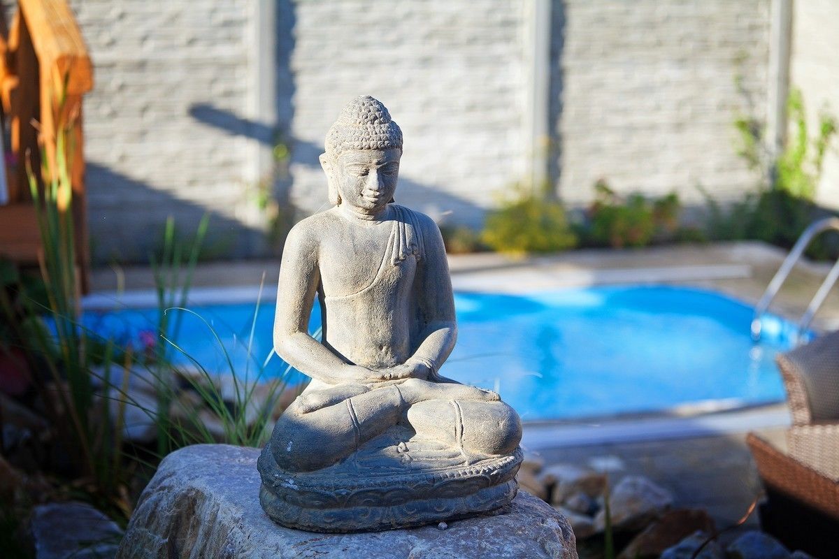 Una piscina al aire libre, tumbonas