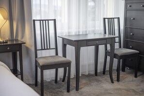 Phòng đôi hoặc 2 giường đơn tiện nghi đơn giản | Két bảo mật tại phòng, bàn, nôi/giường cho trẻ sơ sinh (phụ phí)