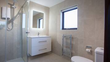 Twin Room, Ensuite | Bathroom
