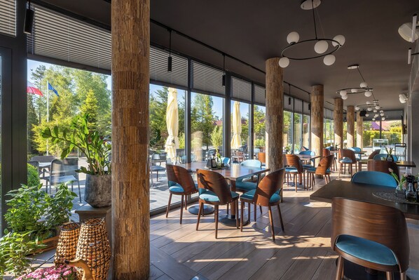 供应午餐和晚餐