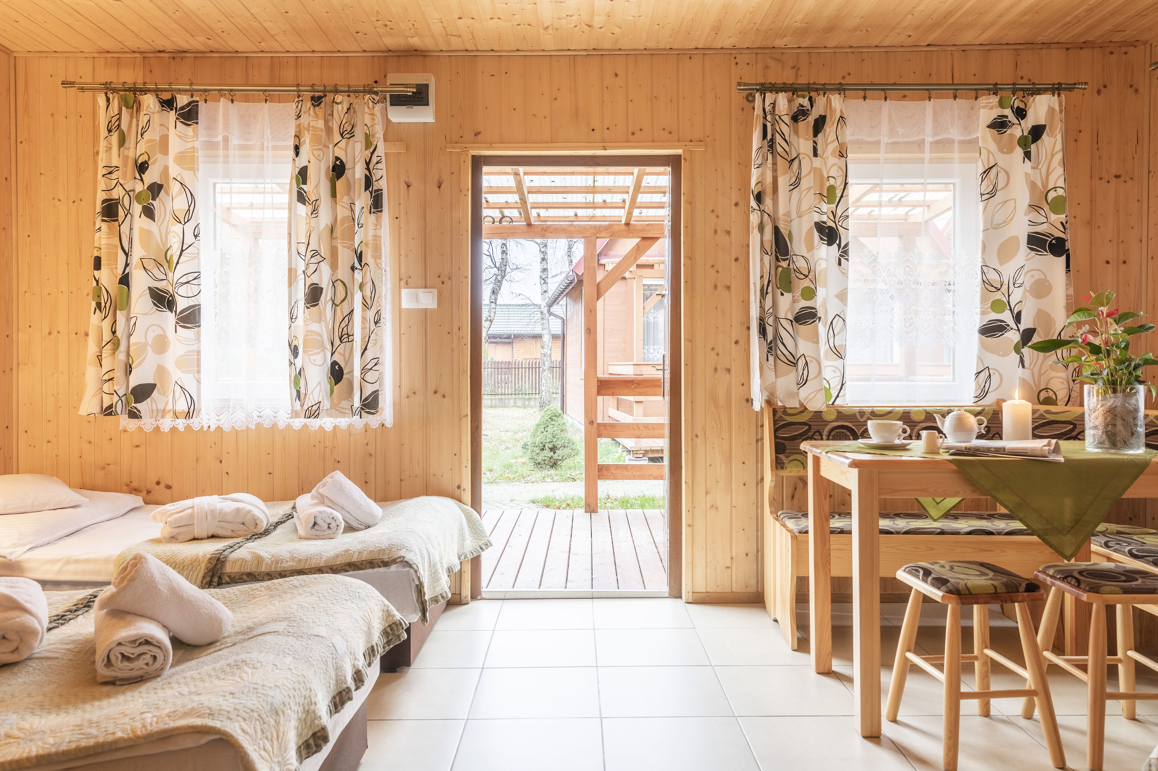 Chalet (for 6 people) | Wohnbereich | 32-Zoll-LCD-Fernseher mit Satellitenempfang, Fernseher