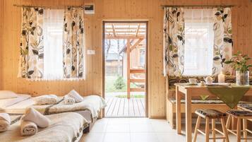 Chalet (for 6 people) | Wohnbereich | 32-Zoll-LCD-Fernseher mit Satellitenempfang, Fernseher