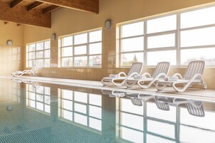 Piscina interna, espreguiçadeiras