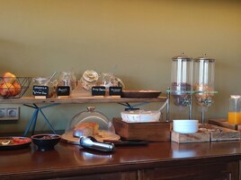 Se sirven almuerzos y cenas; cocina griega; con vista a la piscina