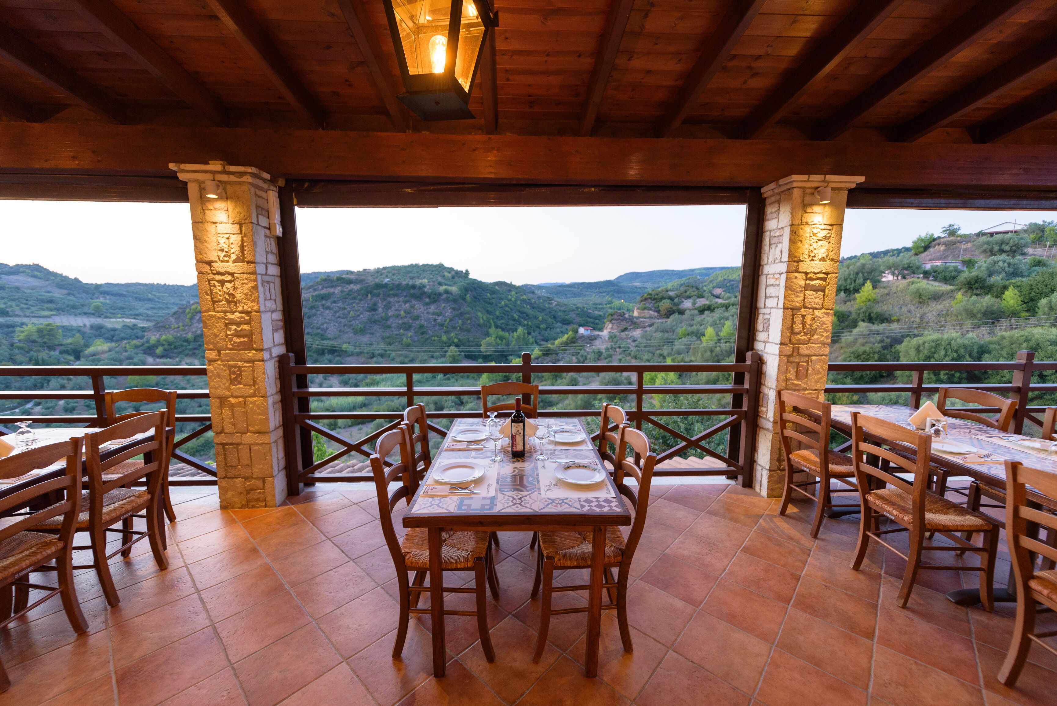 Déjeuner et dîner servis sur place, vue sur la piscine 