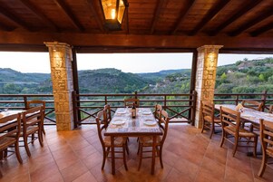 Se sirven almuerzos y cenas; cocina griega; con vista a la piscina