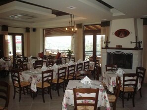 Lunch och middag serveras, med utsikt mot poolen 