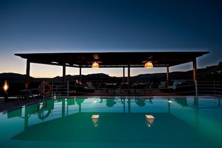 Una piscina al aire libre de temporada
