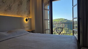 Dubbelrum - balkong - utsikt mot bergen | Mörkläggningsgardiner, strykjärn/strykbräda, gratis wi-fi och sängkläder