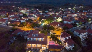 Vista aérea de una zona residencial con casas, calles y un edificio grande con piscina.