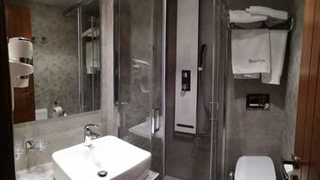 Triple Room, City View | Bathroom | Hair dryer, towels
