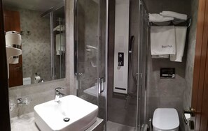 Triple Room, City View | Bathroom | Hair dryer, towels - Bacchus (Archaia Olympia)