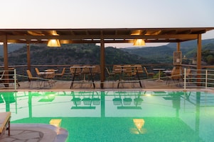 Bar junto a la piscina