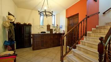 Una escalera con barandillas de madera que da a un rellano.