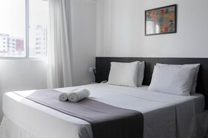 Habitación estándar doble | Minibar, caja fuerte, escritorio y cortinas opacas