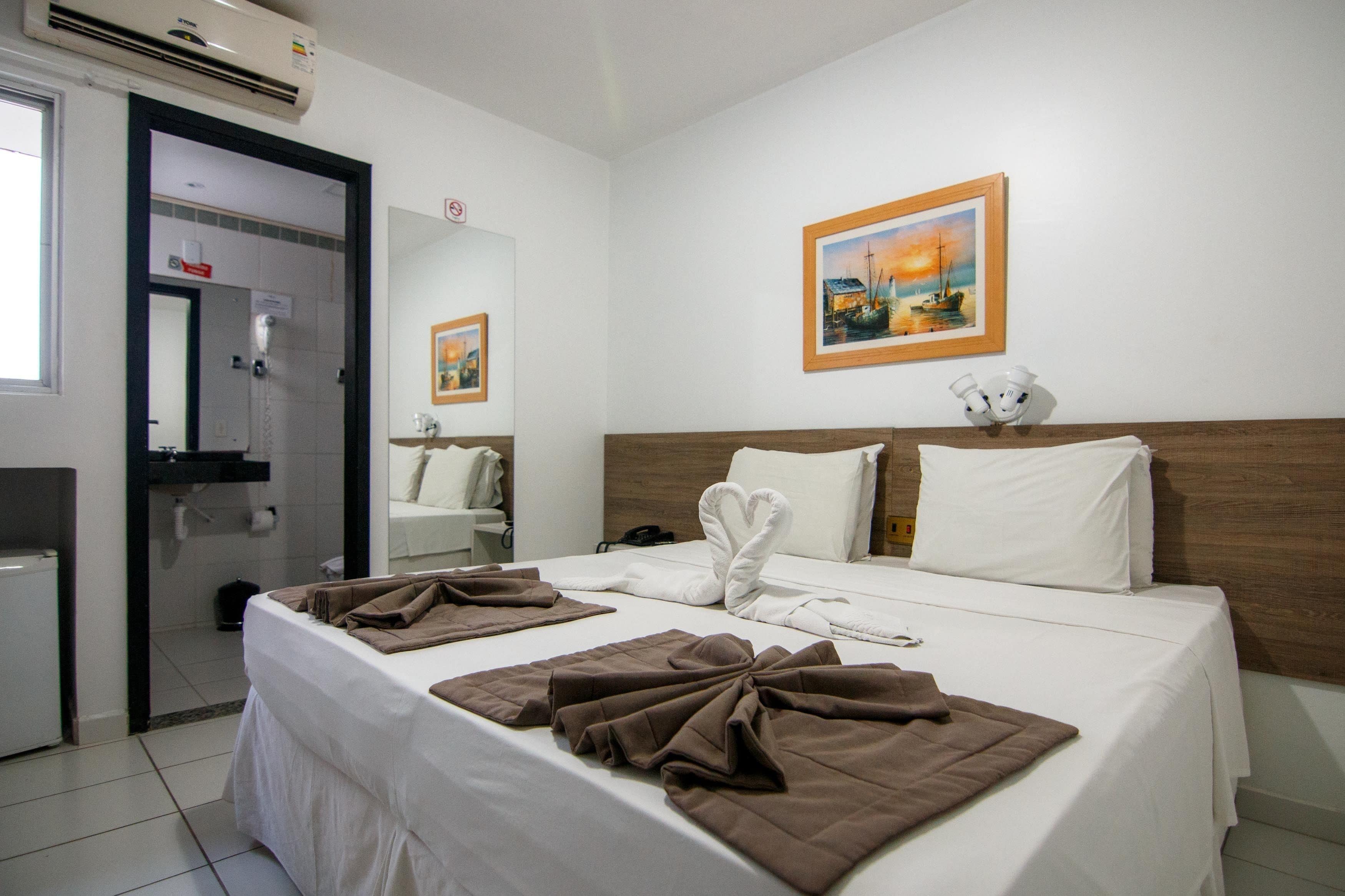 Habitación estándar doble | Minibar, caja fuerte, escritorio y cortinas opacas