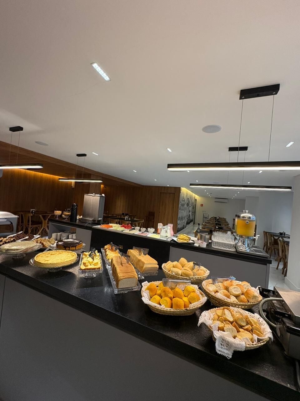 Café da manhã com buffet grátis todos os dias