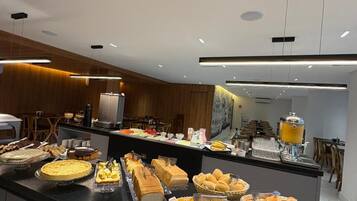 Café da manhã com buffet grátis todos os dias