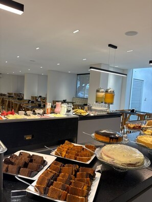 Free daily buffet breakfast  - Tropico Praia Hotel (Maceió)