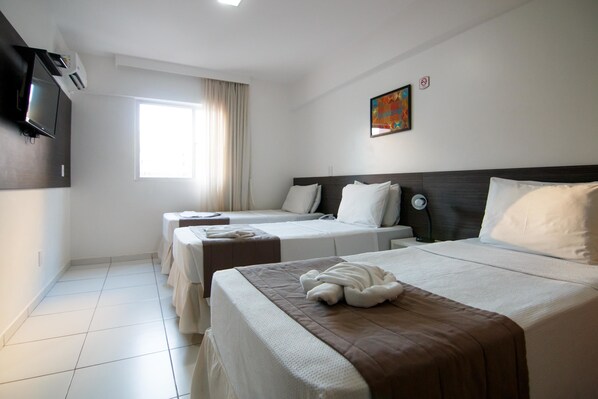 A hotel room with two beds, a TV, and a painting on the wall. - Tropico Praia Hotel (Maceió)