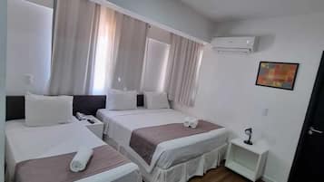 Kamar Triple Standar | Minibar, brankas, meja kerja, dan tirai kedap cahaya