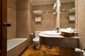 A bathroom with a bathtub, toilet, and sink. - Troncoso (Sanxenxo)