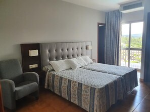 Caja de seguridad en la habitación, escritorio y cortinas blackout 