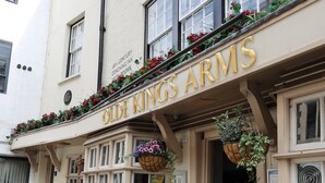 A building with a sign reading "Olde King's Arms" and outdoor seating with tables and chairs. - The Olde Kings Arms (Hemel Hempstead)
