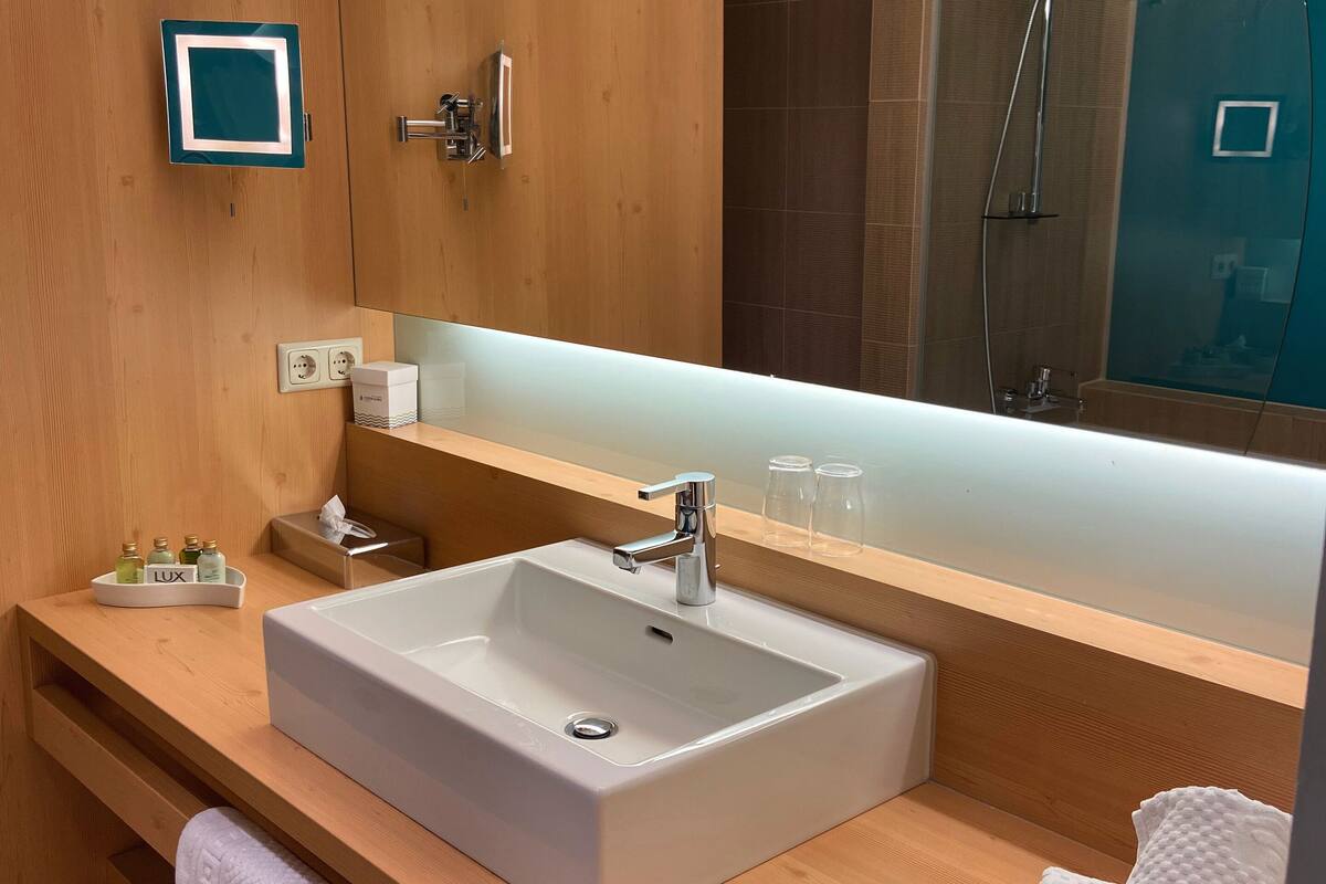 double room, balcony (natur plus) | bathroom | hair dryer, dressing gowns, bidet, towels