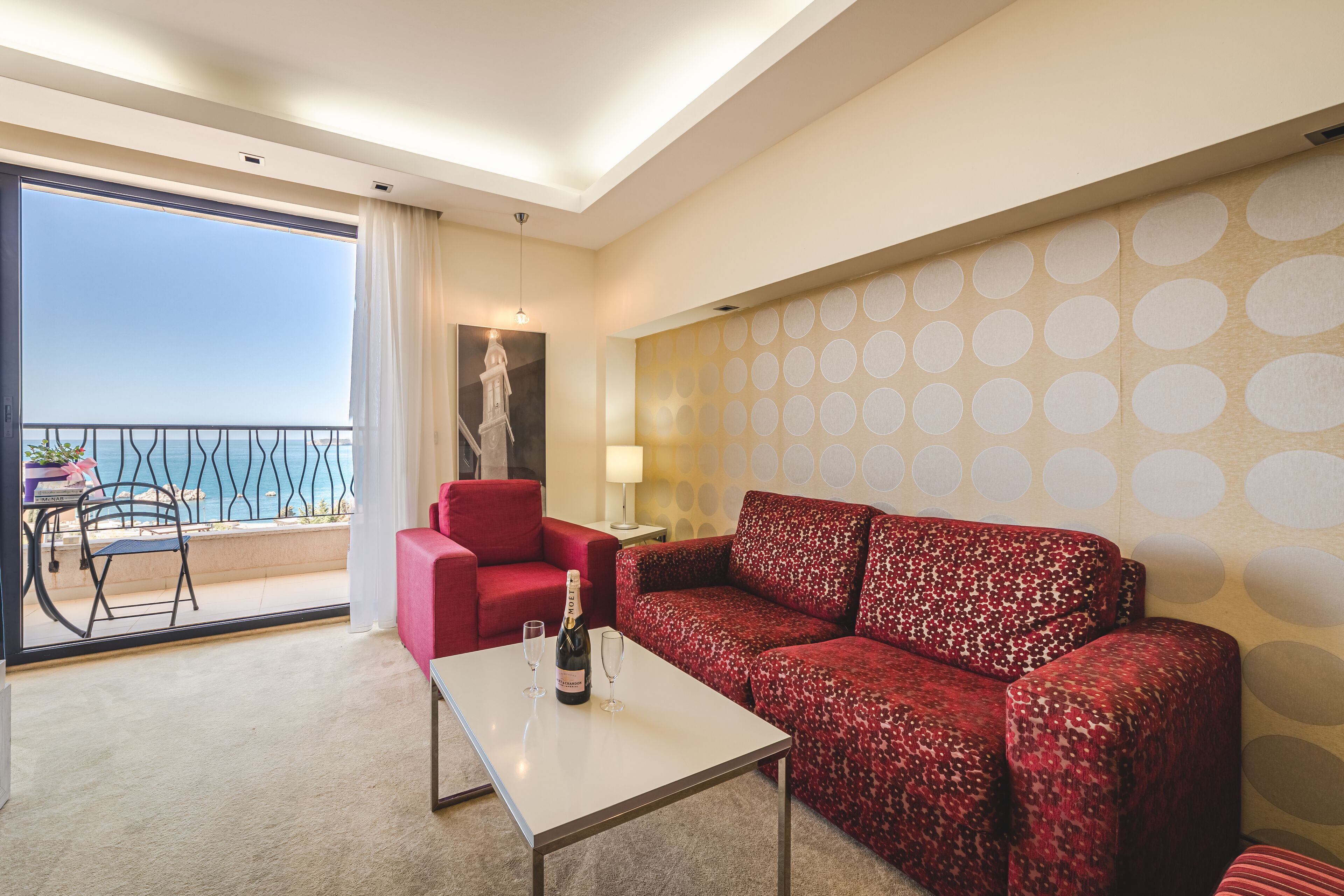 Deluxe Family Suite, Sea View | Coin séjour | Télévision LCD de 31 pouces avec chaînes par câble, télévision, jouets