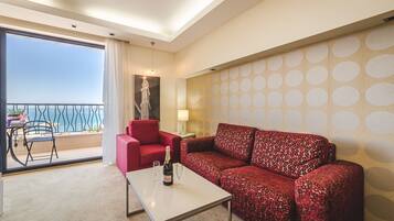 Deluxe Family Suite, Sea View | Living area