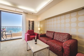 Deluxe Family Suite, Sea View | 起居区 | 31-英寸液晶电视(配备有线频道)、电视、玩具